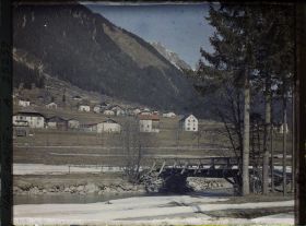 Image représentant Pècles, Vallée de Chamonix, Paysage Alpestre ; le Village des Pècles vu de la rive gauche de l'Arve