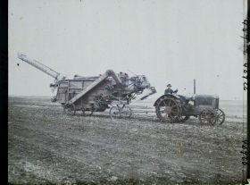 Image représentant Canada, Gravellebourg, Ferme Alfred Beauchêne- Une batteuse