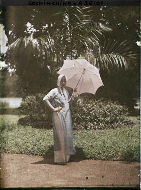 Image représentant Jeune femme dans le jardin botanique