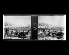 Image représentant Un groupe d'hommes avec des ânes près d'un accès du village.