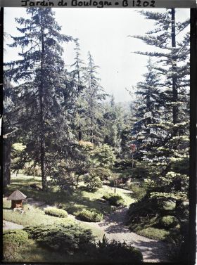 Image représentant Lanterne et portion de paysage situées à la limite du " village " et du " sanctuaire " japonais