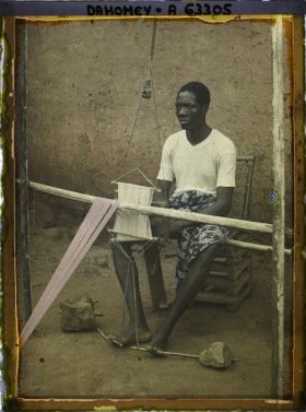 Image représentant Un tisserand à son métier à tisser