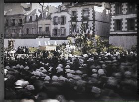 Image représentant La procession de la Fête-Dieu devant le reposoir de la place de la République