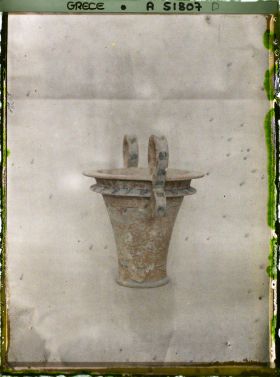 Image représentant Musée archéologique - Vase à anses à décor peint (représentant un casque) provenant de la tombe royale d'Isopata près de Cnossos