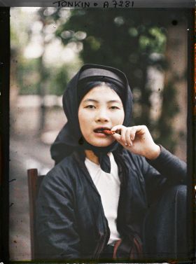 Image représentant Jeune fille de la classe aisée, chiquant le bétel