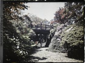 Image représentant Pont enjambant une rivière sèche dans un jardin d'une résidence