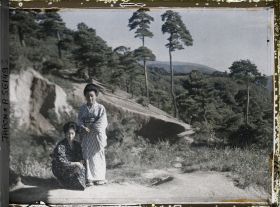 Image représentant Deux jeunes femmes sur une hauteur dominant la plaine d'Asama