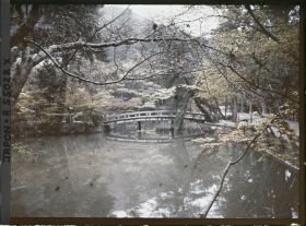 Image représentant Temple Eikan-dô Zenrin-ji : l'étang du Hôjô et le pont menant au sanctuaire shintô Benten-sha