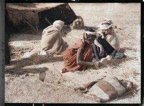 Image représentant Des nomades près d'une tente