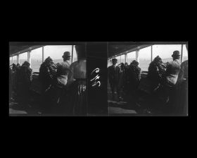 Image représentant Passagers des 1eres classes portants des guirlandes de fleur au moment du départ du navire