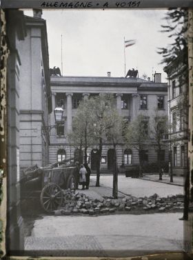 Image représentant Prusse, Crefeld, Hôtel de la ville et Drapeau