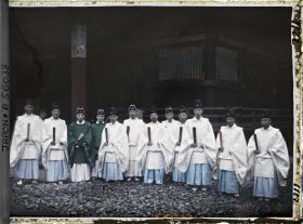 Image représentant Groupe de prêtres shintoïstes devant l'ancien Gomado, devenu le bureau du sanctuaire supérieur du sanctuaire Tôshôgu