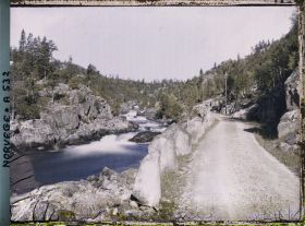 Image représentant la route qui suit le long d'un cours d'eau
