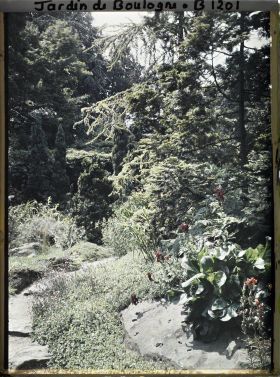 Image représentant Virage d'un chemin ponctué de pierres ; près du temple shinto du " sanctuaire japonais " ?