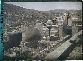 Image représentant Dans l'aile orientale du Palais. A gauche, magasin aux grands pithois (jarres). A droite, Megarons (appartements de la Reine)
