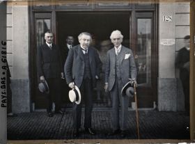 Image représentant MM. Aristide Briand et Hymans, sortant d'un entretien avec M. Snowden, au Grand Hôtel, siège de la Délégation britannique