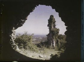 Image représentant France, Montespan Hte Garonne, Vue prise à travers la brèche du Chau de Montespan vers le Nord Est
