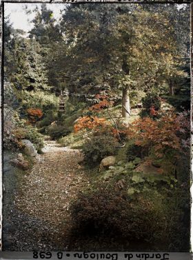 Image représentant Pagode de pierre du " village japonais " et chemin longeant le jardin français vers le jardin anglais