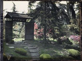 Image représentant Arbustes taillés devant la porte du " village japonais " ouvrant sur le " sanctuaire japonais "