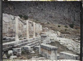 Image représentant Sanctuaire d'Apollon. Le Portique des Athéniens, contre la partie orientale du mur polygonal, (soutènement du VIe s av. J.-C.)