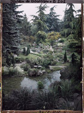 Image représentant Pièce d'eau et butte rocailleuse du " sanctuaire japonais " située non loin de la façade de temple
