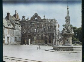Image représentant France, Noyon, La Vieille Fontaine et l'Hôtel de Ville