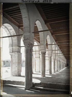Image représentant La galerie orientale de la cour de la Grande Mosquée dans la médina