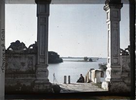 Image représentant L'entrée du temple de Chan-vu, (ou Tran-vu) vue vers le lac, dans le quartier de la Citadelle (le Grand Lac)