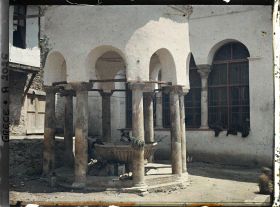 Image représentant Le bassin d'ablutions construit devant la porte de l'Eglise Saint-Dimitri