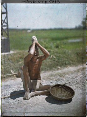 Image représentant Un mendiant aveugle implorant les passants au bord d'une route