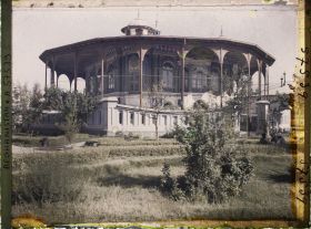 Image représentant Koti-Baghcha ("le pavillon du petit jardin"), dans l'enceinte de l'Arg (citadelle abritant le Palais royal) et qui fait office de Musée (en 1928)