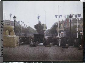 Image représentant L'Avenue des Champs-Elysées décorée pour les fêtes de la Victoire des 13 et 14 juillet, vue de la place de l'Etoile