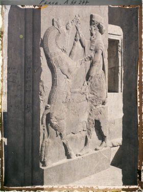 Image représentant Bas-relief représentant Darius 1er luttant contre un animal fabuleux, palais du Tatchara