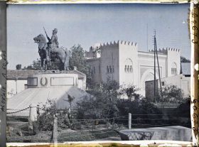 Image représentant Le monument au 6e chasseur et la médersa