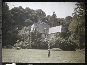 Image représentant Un soldat français devant le château de Vauxbuin utilisé comme hôpital pendant la guerre