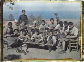 Image représentant Jeunes garçons apprenant la cordonnerie à l'" Ecole industrielle française "