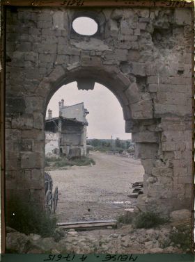 Image représentant France, Varennes, Vue prise à travers la porte de l'Eglise