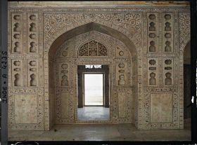 Image représentant Porte sous un iwan, entourée de niches à porcelaine (chini-khana) et ornée de pietra dura à l'intérieur de la tour du Jasmin (Musamman Burj) dans le fort Rouge (Lal Qila)