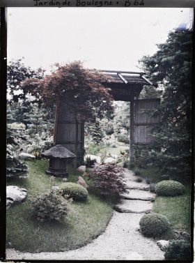 Image représentant Arbustes taillés devant la porte du " village japonais " ouvrant sur le " sanctuaire japonais "