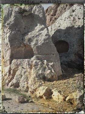 Image représentant Tombeaux creusés dans le roc près du village