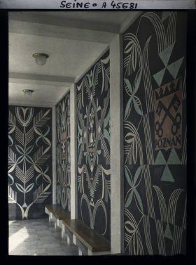 Image représentant L'Exposition des arts décoratifs, Galerie couverte sur le côté de la cour du Pavillon de la Pologne, sur le Cours-la-Reine