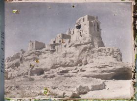 Image représentant Le complexe (ou château ?) d'Izadkhast au sommet d'une haute falaise (époque sassanide : III-VIIe siècles)