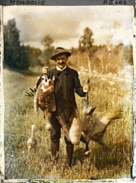 Image représentant L'opérateur Stéphane Passet présentant le produit de sa chasse