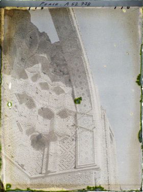 Image représentant La Masdjid-i-Djouma (Mosquée du Vendredi ou Grande mosquée, 1322), détail des faïences à l'entrée de la coupole du mihrab