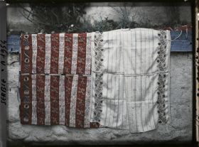 Image représentant Deux " peskir ", pièces de tissu brodées, en coton et en soie