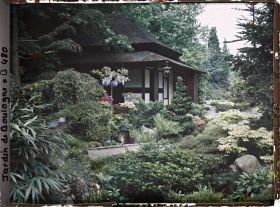 Image représentant Pont enjambant la rivière sèche et glycines en fleur près de la maison ouest du " village japonais "
