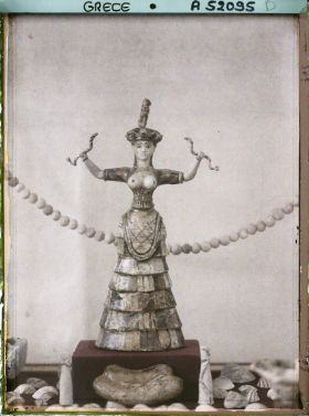 Image représentant Musée archéologique - Déesse aux serpents provenant de Cnossos