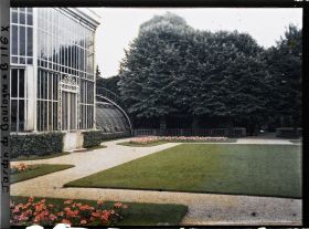 Image représentant Le jardin français et la serre, vus dans l'axe du verger-roseraie