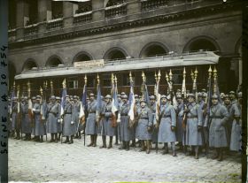 Image représentant Drapeaux devant le wagon du maréchal Foch