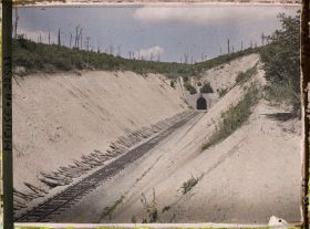 Image représentant France, Fort de Tavanne, La ligne avant son entrée dans le Tunnel (entrée Sud)